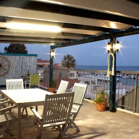 Penthouse With Roof Garden In Zygi Village Marina Prázdninový dům