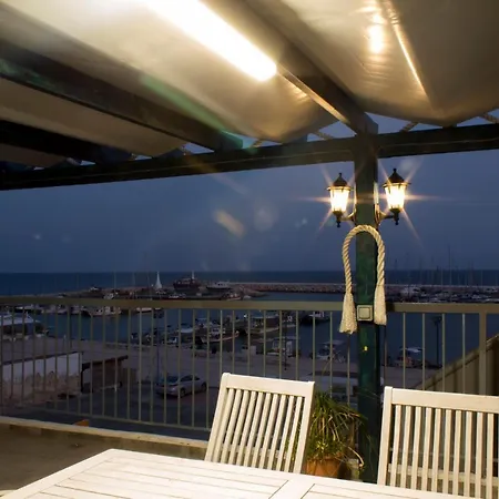 Prázdninový dům Penthouse With Roof Garden In Zygi Village Marina Larnaca