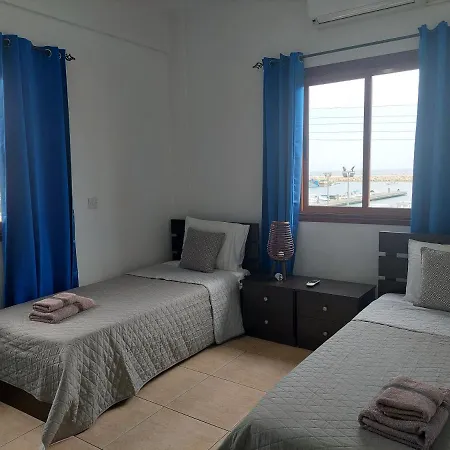 Σπίτι διακοπών Penthouse With Roof Garden In Zygi Village Marina *