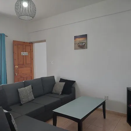 Penthouse With Roof Garden In Zygi Village Marina بيت للعطل لارنكا