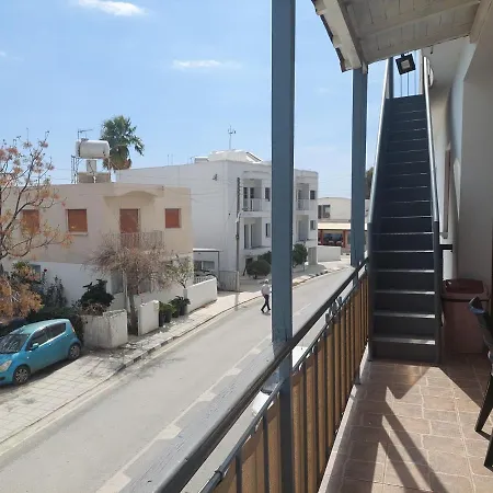 Σπίτι διακοπών Penthouse With Roof Garden In Zygi Village Marina *