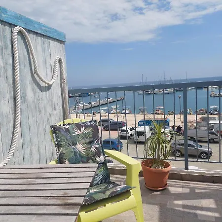 Σπίτι διακοπών Penthouse With Roof Garden In Zygi Village Marina